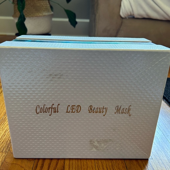 Red Light Therapy LED face mask - Picture 7 of 8